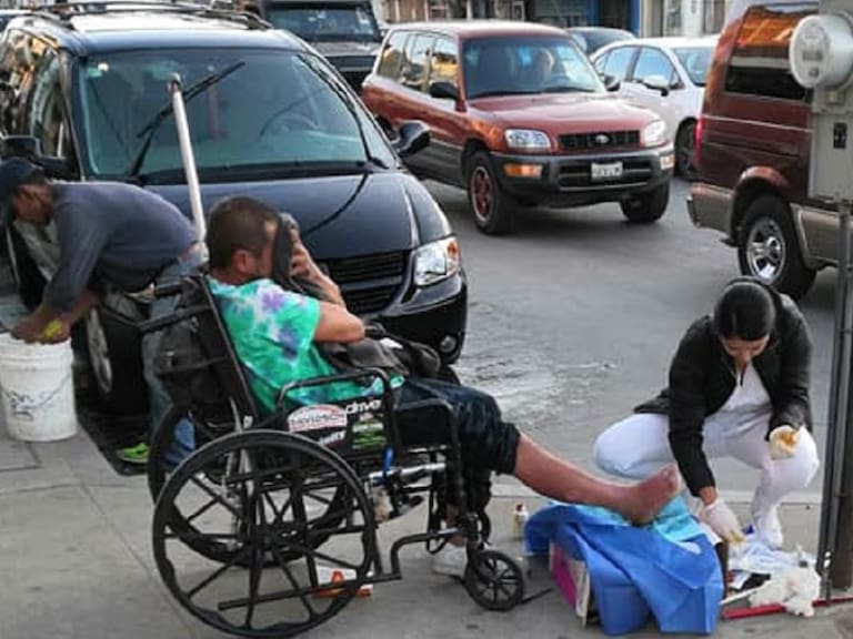 Enfermera de vocación; sana heridas a hombre en situación de calle