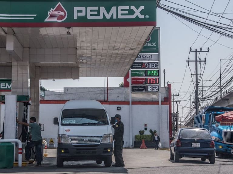La gasolina no subirá de precio: AMLO tras reunión OPEP