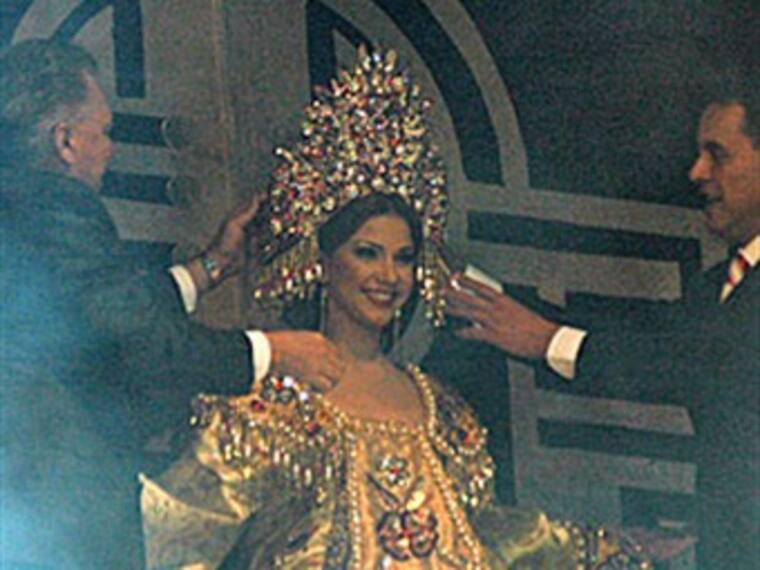 Coronación del carnaval. Karla Álvarez, Astrid Tirado y Celia Jáuregui, reinas del carnaval y florales. 08/02/13