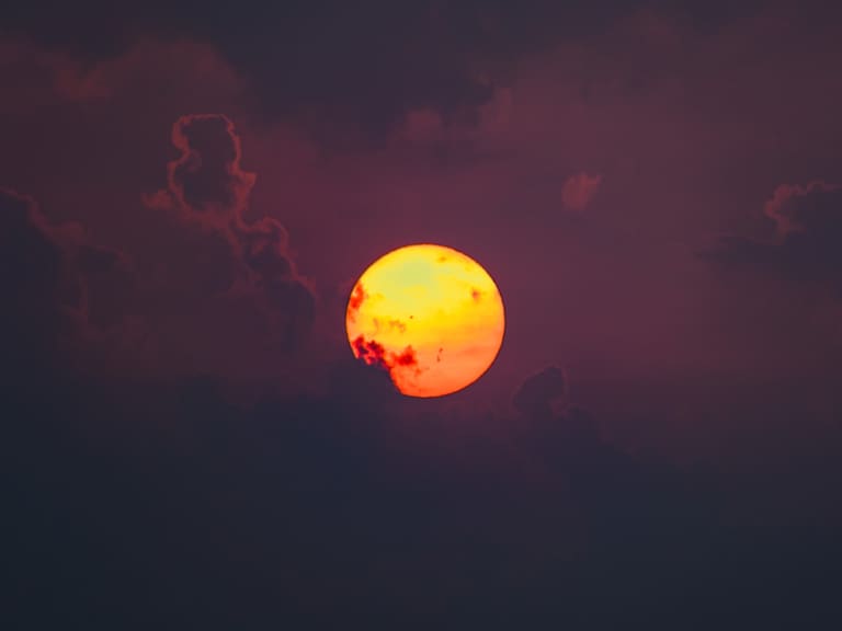 La Luna no cambia realmente de color durante un eclipse. Getty Images