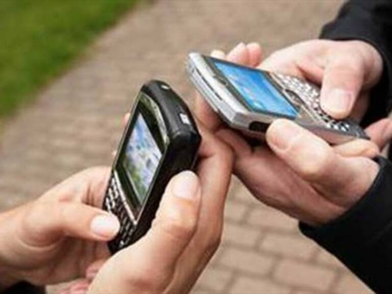 Firman México y EUA acuerdo para evitar robo de celulares