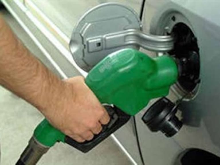 Validan impuesto a gasolinas para estados y eliminación de tenencia