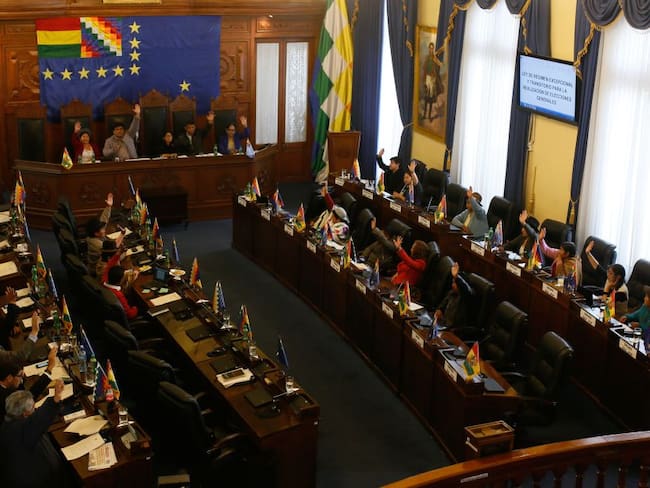 Aprueban nuevas elecciones en Bolivia, sin Evo Morales