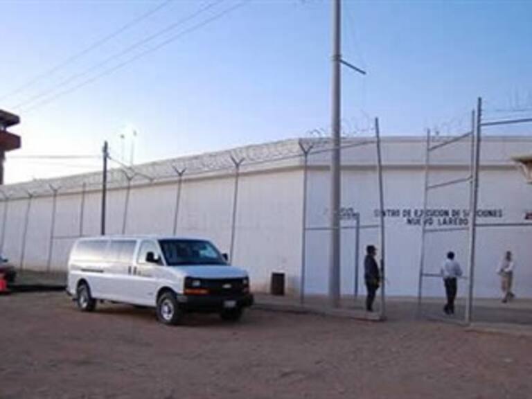 Huyen 12 reos tras doble ataque armado a penal de Chihuahua