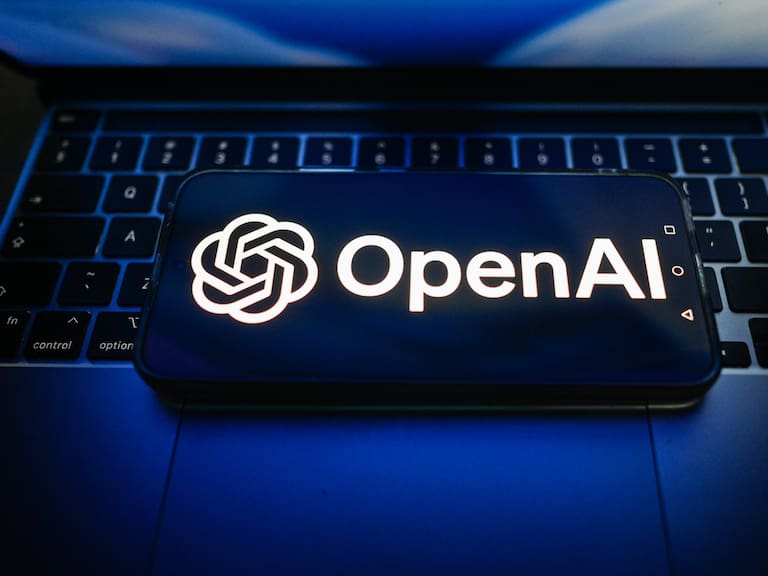 Mx - OpenAI lanza ChatGPT para adolescentes con más seguridad y enfoque educativo. (Photo Illustration by Omar Marques/SOPA Images/LightRocket via Getty Images)