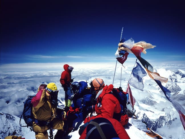 Monte Everest: Lanzan alerta por avalancha que atrapó a cerca de mil personas entre sus montañas