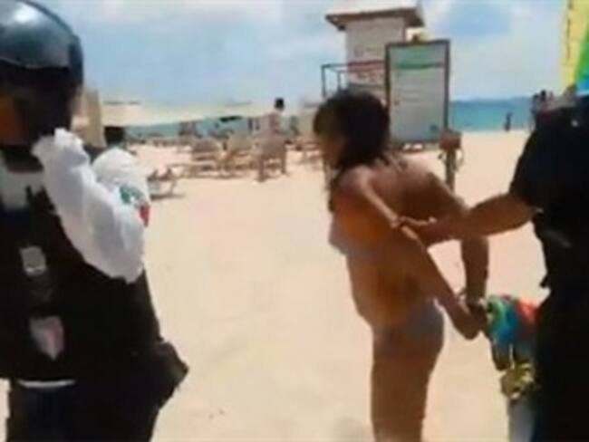 Detenida por pararse en una palmera