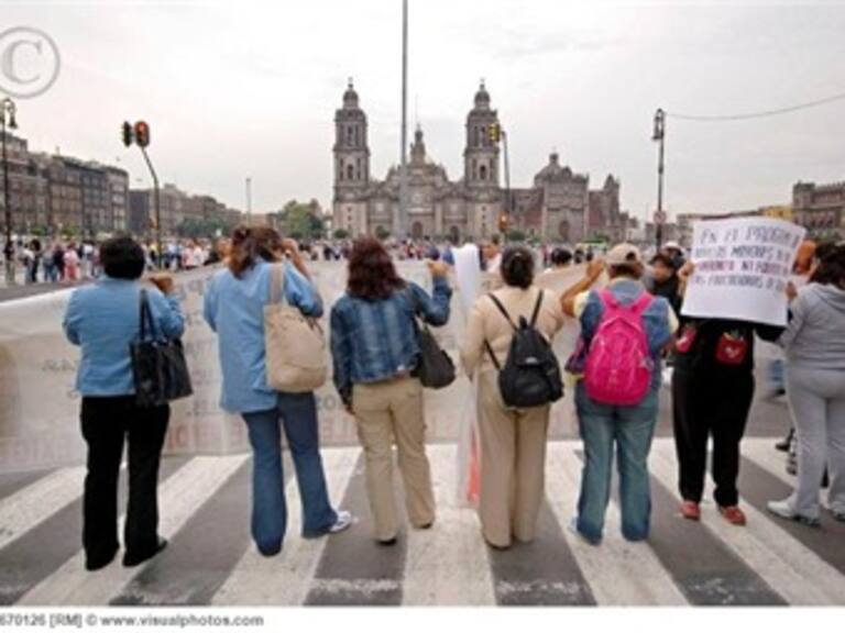 Bloquean manifestantes inmediaciones del Zócalo capitalino