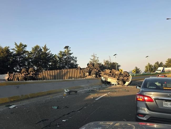 Caos en la autopista México-Cuernavaca por volcadura de tráiler