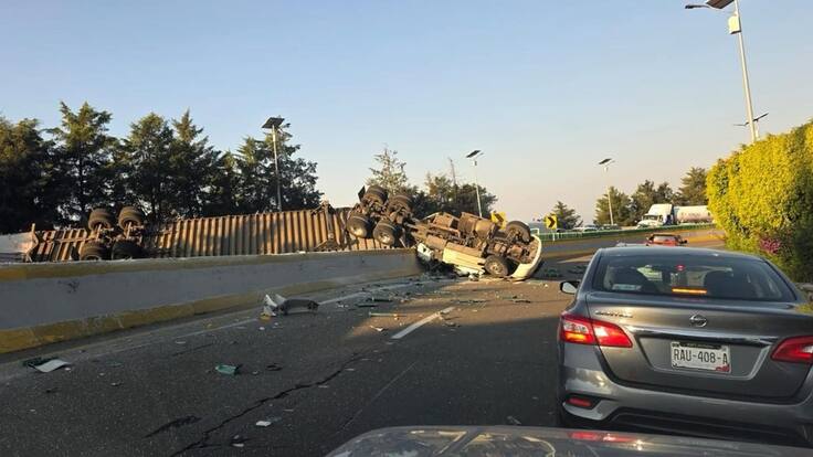 Caos en la autopista México-Cuernavaca por volcadura de tráiler
