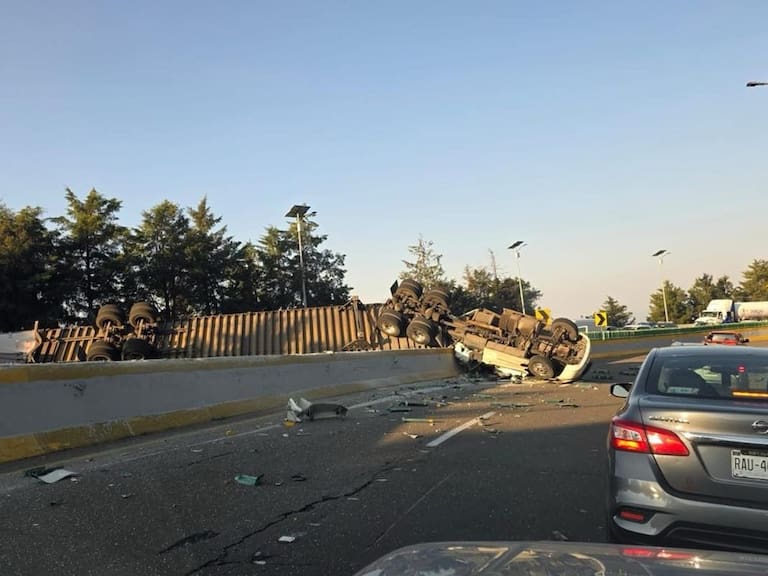 Volcadura de un tráiler cargado con 30 toneladas de plástico provoca la muerte de una persona y caos vial en la México-Cuernavaca.