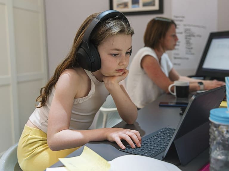 Los niños pueden exponer involuntariamente a su familia a riesgos en línea