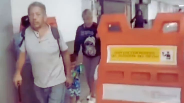 Metro CDMX: Comerciantes bloquean pasillos para obligar a usuarios pasar por sus locales