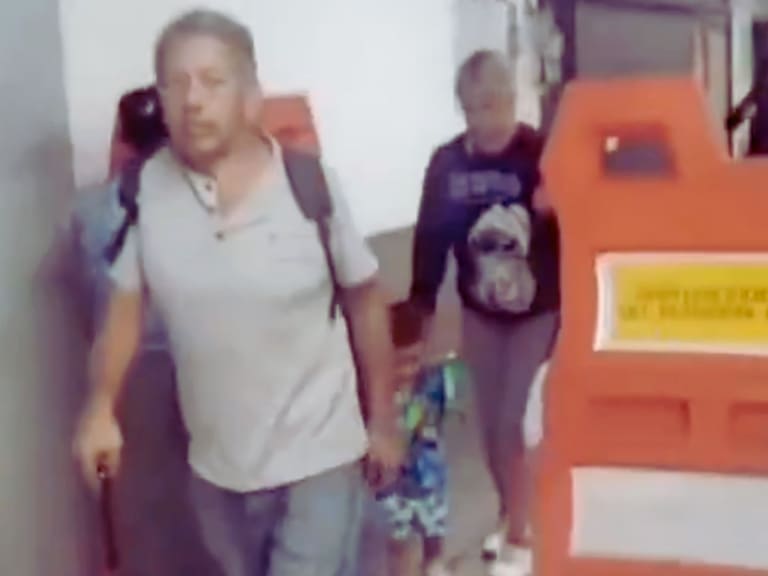 Usuarios denuncian bloqueo de pasillos por comerciantes en Metro CDMX. X