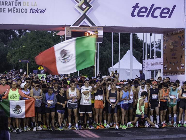 CIUDAD DE MÉXICO, 25AGOSTO2024.-
Miles de personas en las categorías Libre, master, veteranos y Personas con discapacidad arrancan el XLI maratón de la ciudad de México completo recorriendo 42 kilómetros
desde el estadio Olímpico Universitario de la UNAM para llegar a la plancha del Zócalo Capitalino.
FOTO: ANDREA MURCIA /CUARTOSCURO.COM