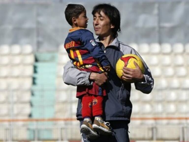 Niño afgano cumple sueño de tener playera de Messi