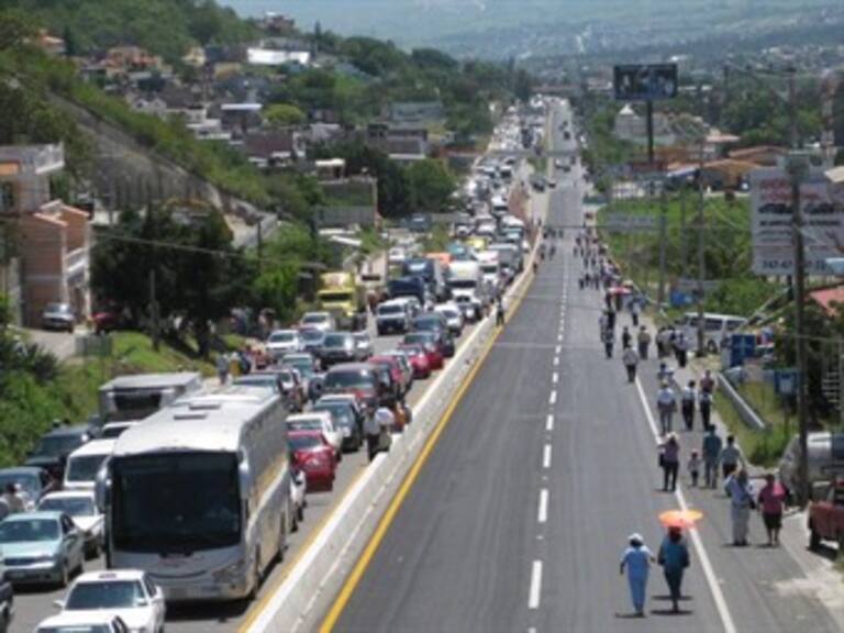Protestan trabajadores de la Procuraduría de Justicia de Guerrero