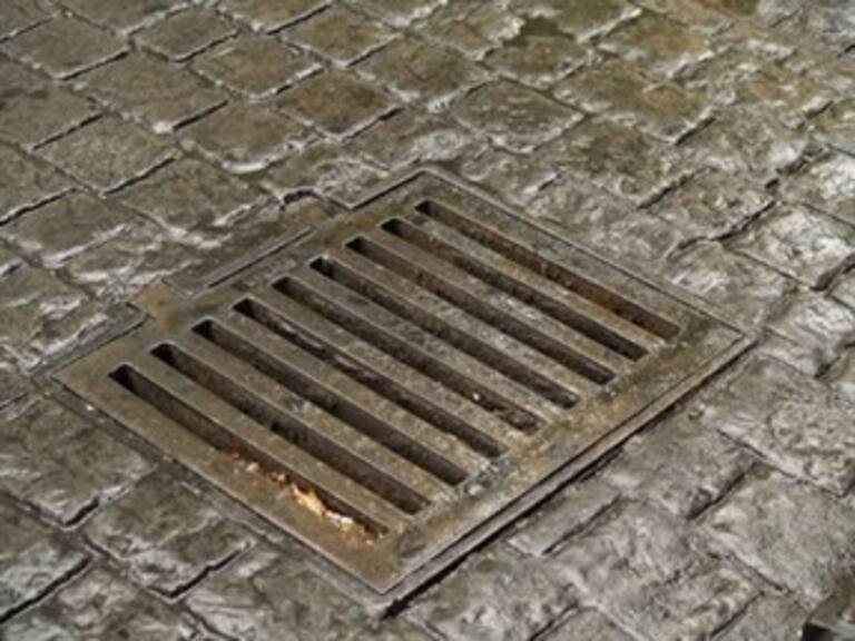 Implementan operativos para evitar que viertan grasa en coladeras