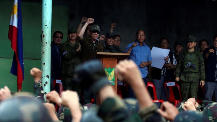 Presidente de Filipinas ordena disparar contra quienes rompan aislamiento