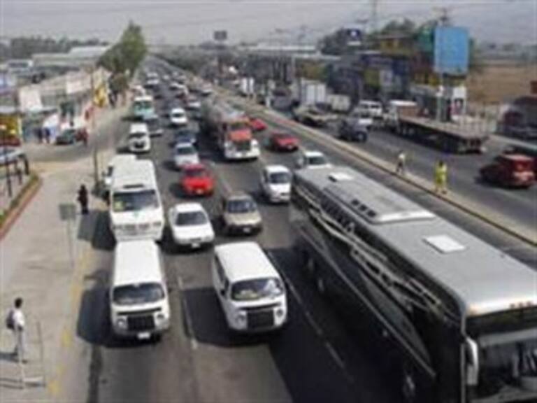 Bloquean transportistas Circuito Exterior Mexiquense