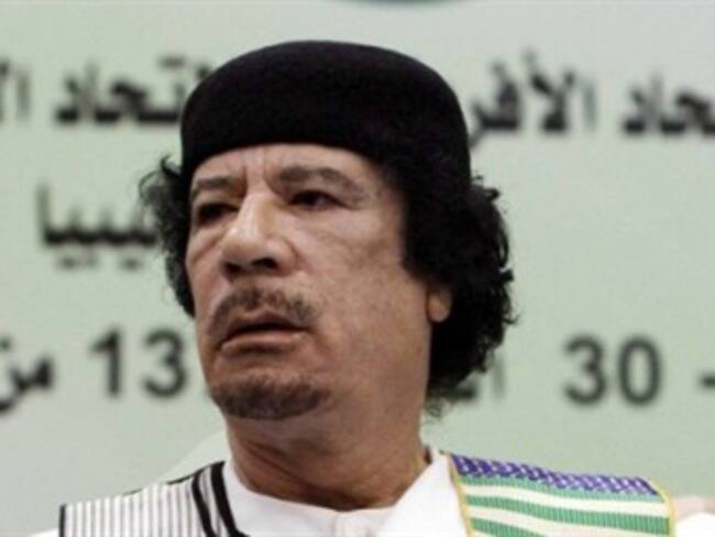 Intensifica Gadafi bombardeos a rebeldes y civiles