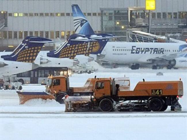 Suspenden cientos de vuelos en Alemania por nevadas