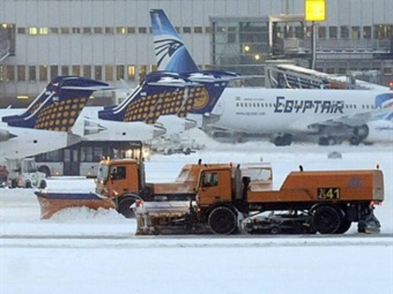 Suspenden cientos de vuelos en Alemania por nevadas