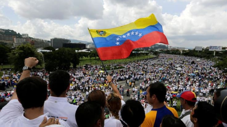 Marchan en Venezuela ante aplazamiento de revocatorio contra Maduro