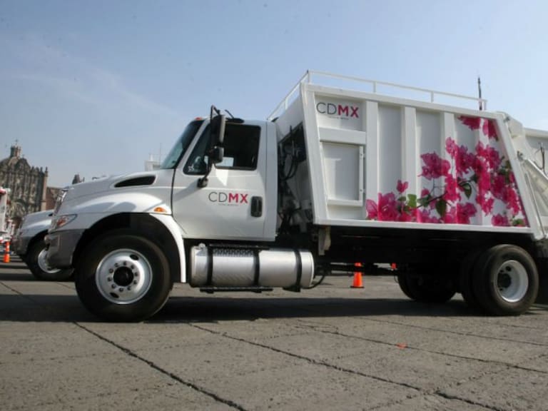 Presentan nuevos camiones recolectores de basura en CDMX