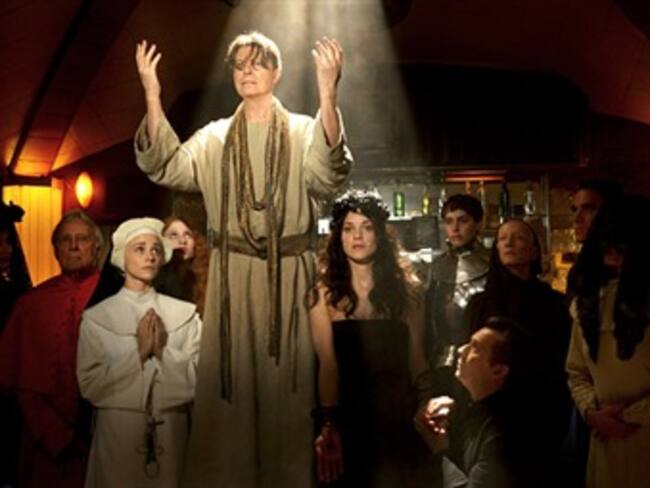 Restringe canal de videos a menores de edad clip de David Bowie