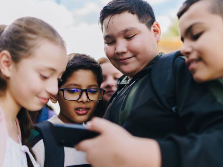 El Senado de la República analiza una iniciativa para prohibir celulares y tabletas en escuelas.