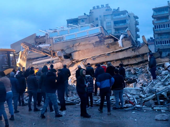 Terremoto en Turquía: Mueren más de mil personas y cientos están atrapadas