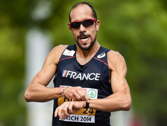 Atleta francés padece problemas estomacales en plena competencia