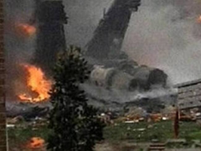 Seis heridos leves al estrellarse avión de Armada en zona residencial de EEUU