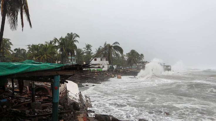 Huracán Simón se degrada a categoría 3; alertan por lluvias extraordinarias y oleaje severo