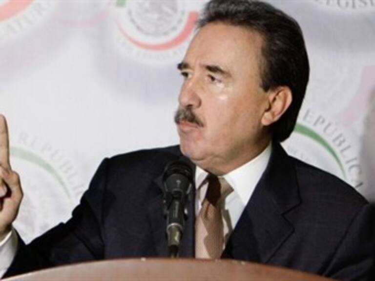 Senadores del PRI guardan minuto de silencio por tragedia en hospital