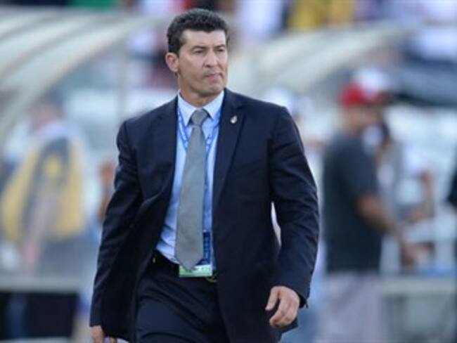 Afirma De la Torre que no renuncia, pese a crisis y repudio de afición