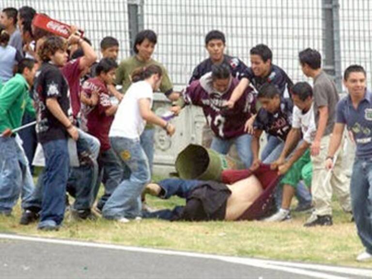 Se enfrentan seguidores de Pumas y América previo al partido