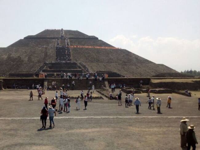Cientos reciben a la primavera en Teotihuacán