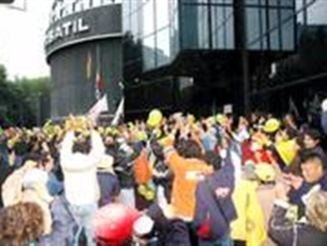 Protestan frente a la BMV