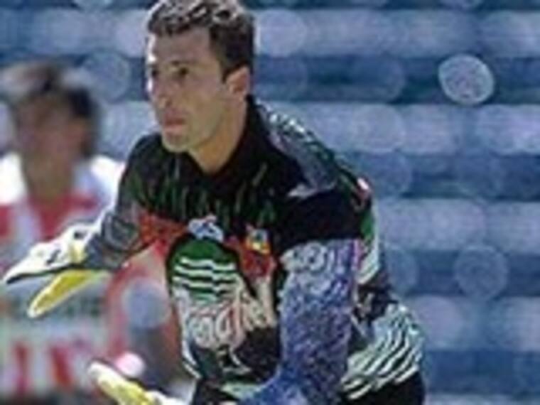 Félix Fernández, ex portero del Atlante presenta su segundo libro¨Guantes Blancos, Personajes del fútbol¨