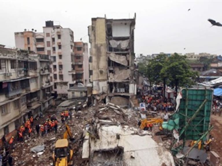 Edificio de cinco pisos colapsó en India
