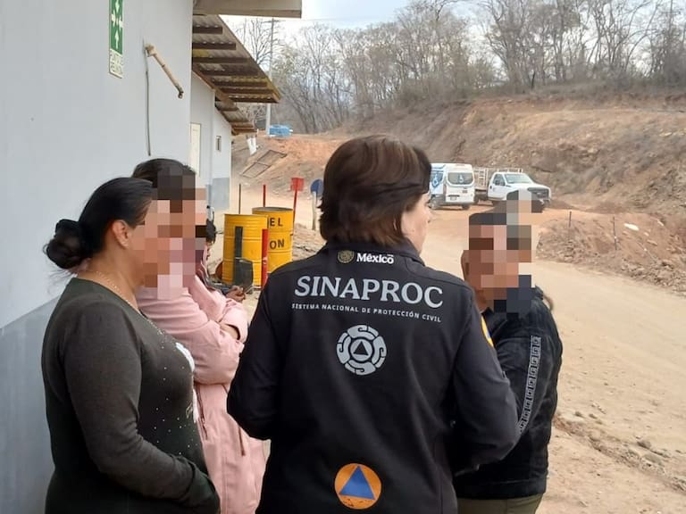 Familiares de los trabajadores de la mina Santa Fe, continúan a la espera de informes de parte de autoridades federales.