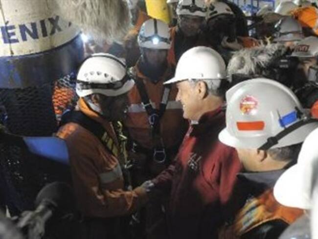 Van 13 mineros rescatados en Chile; faltan 20