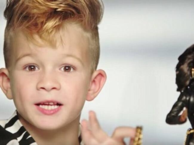 Barbie rompe estereotipos al colocar un niño en un comercial suyo