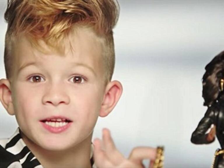 Barbie rompe estereotipos al colocar un niño en un comercial suyo