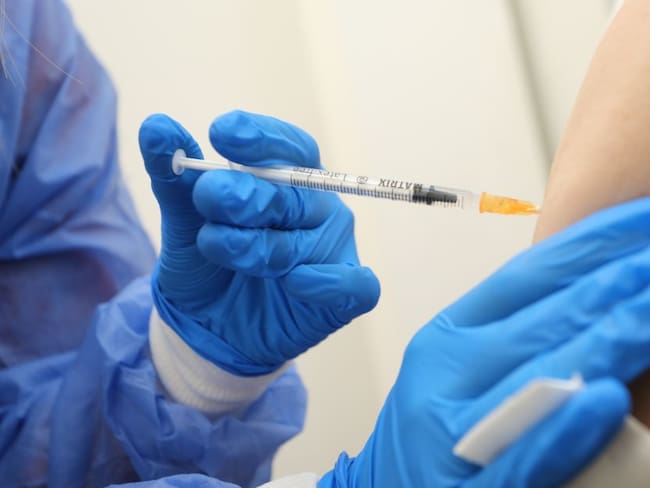 OMS pide a países ricos donar sus vacunas en vez de aplicarlas en niños