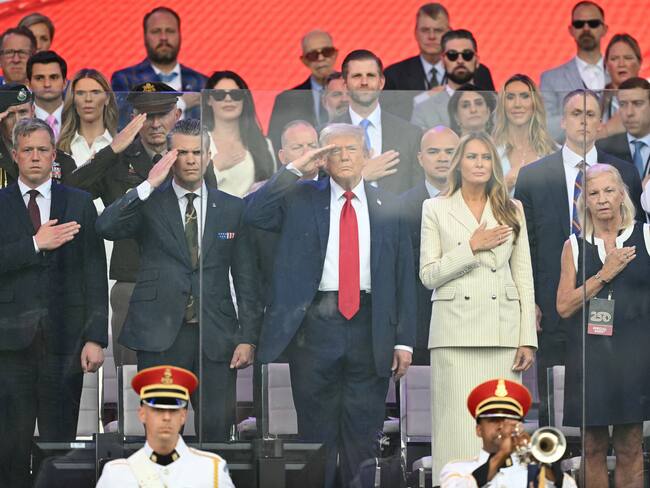 Celebra Trump desfile militar por 250 años del Ejército