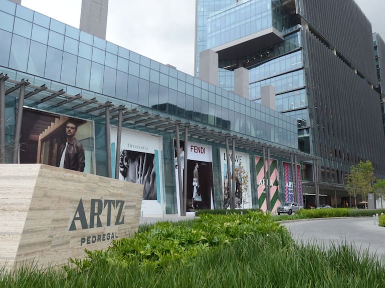 Desalojan a visitantes y trabajadores en Plaza Artz por incendio