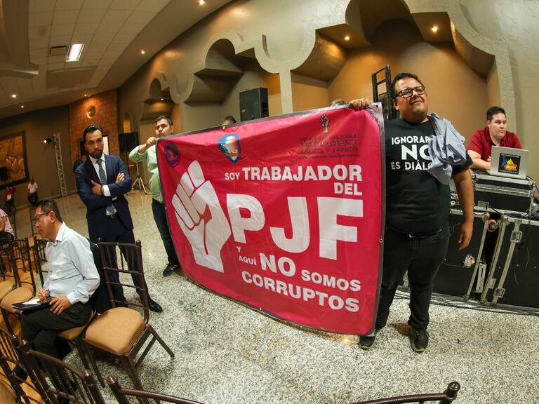 Cientos de trabajadores del Poder Judicial de la Federación de diferentes estados como, Coahuila, Nuevo León, Tamaulipas y Zacatecas, se dieron cita para manifestarse e ingresar a la fuerza al evento llamado Diálogos Nacionales, en los cuales se esta analizando una Reforma al Poder Judicial, los inconformes denunciaron que no se les ha tomado en cuenta en estas convocatorias. FOTO: ALEJANDRO RODRÍGUEZ/CUARTOSCURO.COM